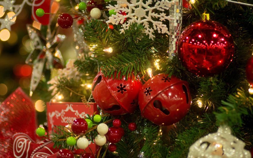 Новогодняя елка с красными шарами