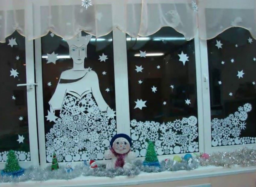 Интересные идеи для украшения окон в детском саду на Новый год