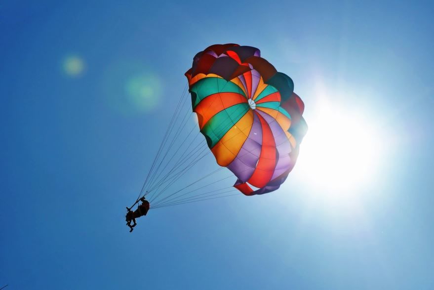 Подарить подарок женщине - прыжок с парашютом